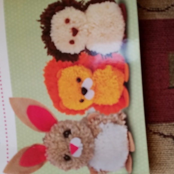 Bev's BOOKS - POM-POM MANIA - Picture 6 of 8